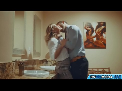 ❤️ כשבלונדינית חזה מפתה אותך בשירותים ציבוריים ❤️ סופר-פורנו אצלנו ❌️❤